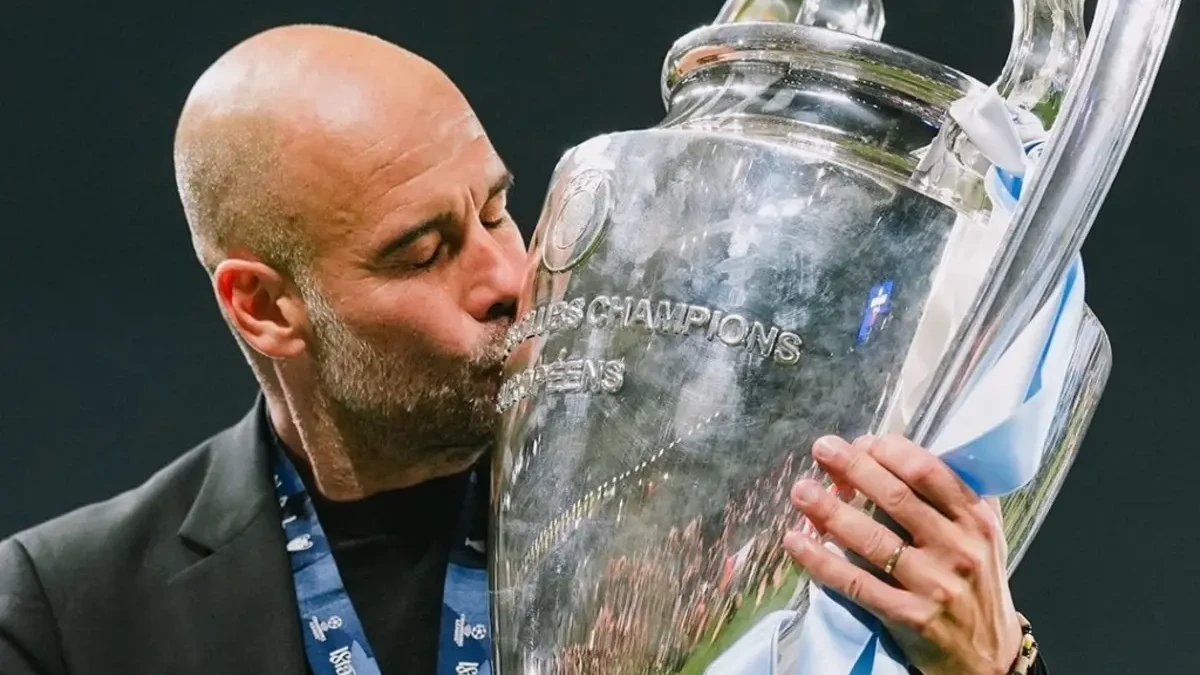 Pep Guardiola com o troféu da Liga dos Campeões