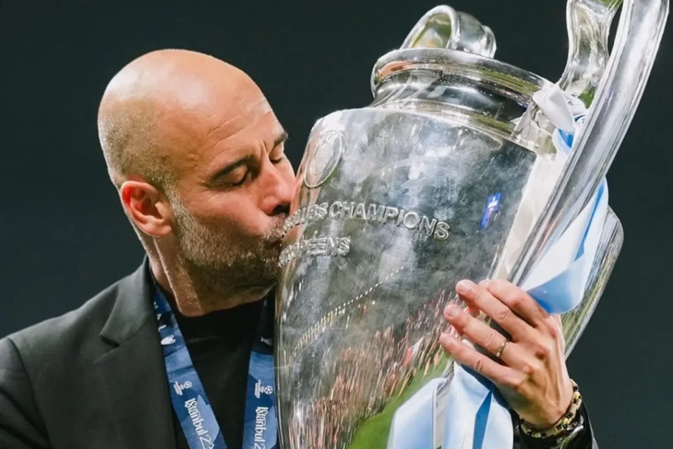 Pep Guardiola com o troféu da Liga dos Campeões