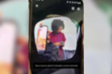 Professora denuncia injúria racial após ser fotografada em aula enquanto aluno exibia imagem de homem negro comendo banana