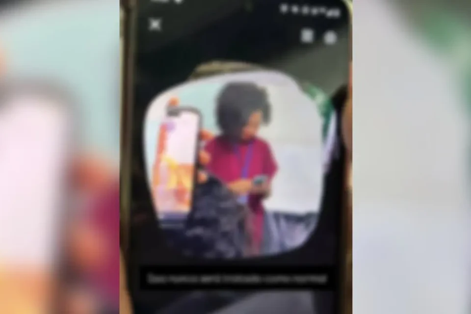 Professora denuncia injúria racial após ser fotografada em aula enquanto aluno exibia imagem de homem negro comendo banana