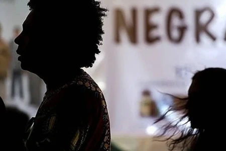 Médica denuncia racismo ao ser apontada como suspeita de furto em shopping de Goiânia