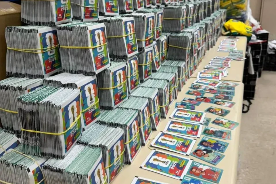 Polícia apreende 200 mil figurinhas falsificadas do álbum da Copa (Foto: Divulgação)