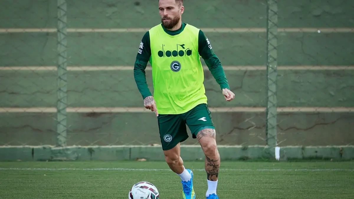 Lucas Lima em treino do Goiás