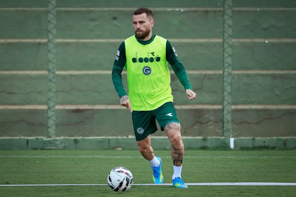 Lucas Lima em treino do Goiás