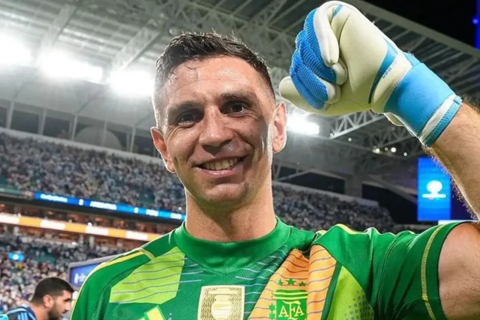 Tensão na Argentina: goleiro do título de 2022 lesiona mão (Foto: Instagram)