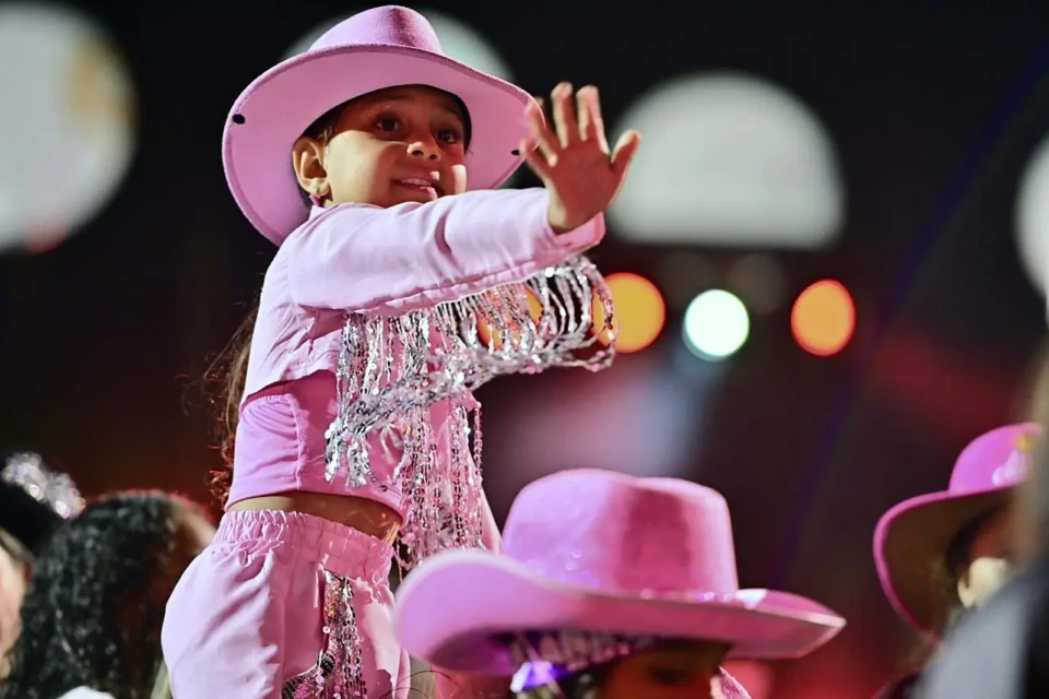Criança curte show de Ana Castela na Pecuária de Goiânia (Foto: Jucimar de Sousa)