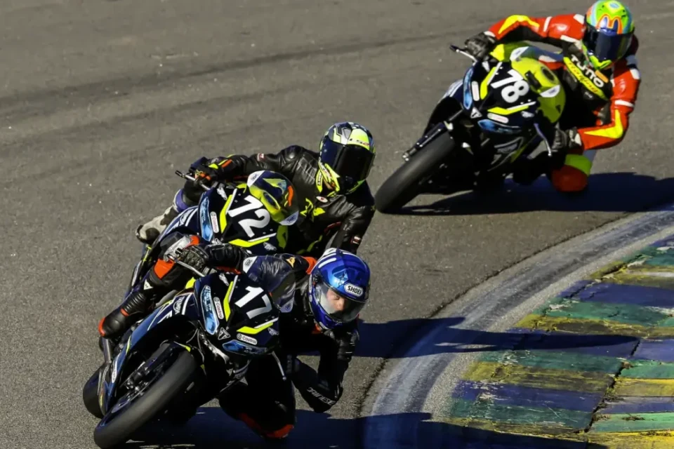 Pilotos da Moto1000GP durante corrida