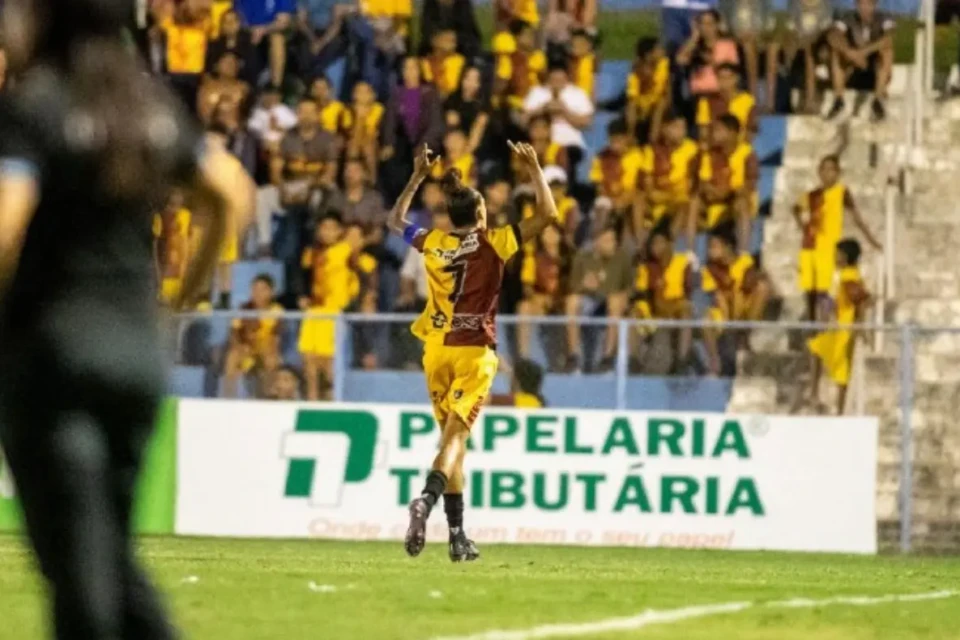 Marcelly, jogadora do Planalto comemora com a torcida goiana