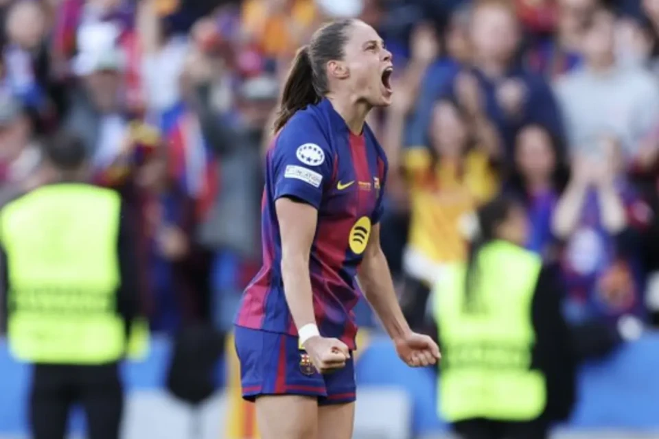 Jogadora do Barcelona comemora o título da Liga dos Campeões Feminina