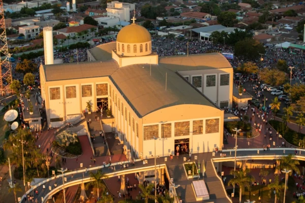Foto aérea mostra Basílica de Trindade lotada de fiéis durante a Romaria do Divino Pai Eterno em 2025 (Foto: Prefeitura de Trindade)