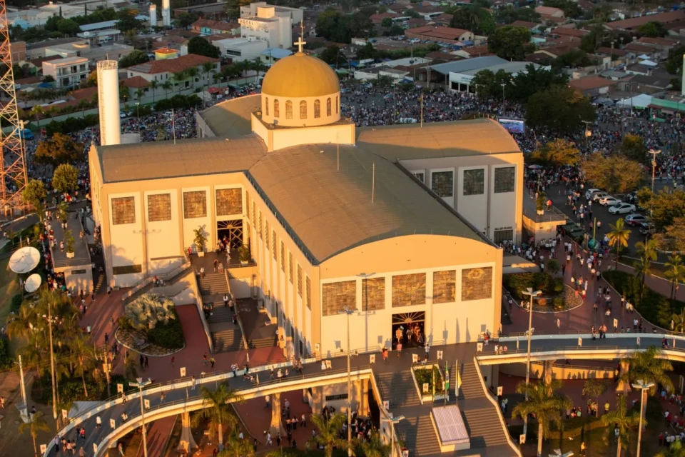 Foto aérea mostra Basílica de Trindade lotada de fiéis durante a Romaria do Divino Pai Eterno em 2025 (Foto: Prefeitura de Trindade)