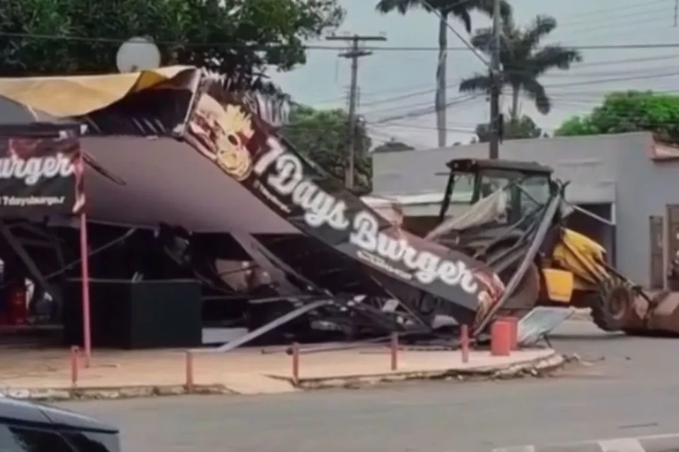Imagem mostra fachada do estabelecimento destruído