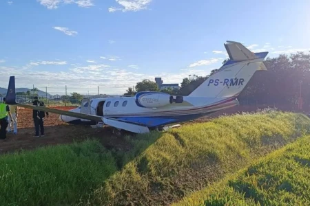 Jatinho sai da pista e quebra asa em pouso no Aeroclube de Santa Catarina