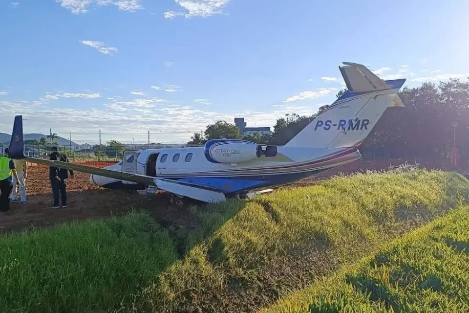 Jatinho sai da pista e quebra asa em pouso no Aeroclube de Santa Catarina