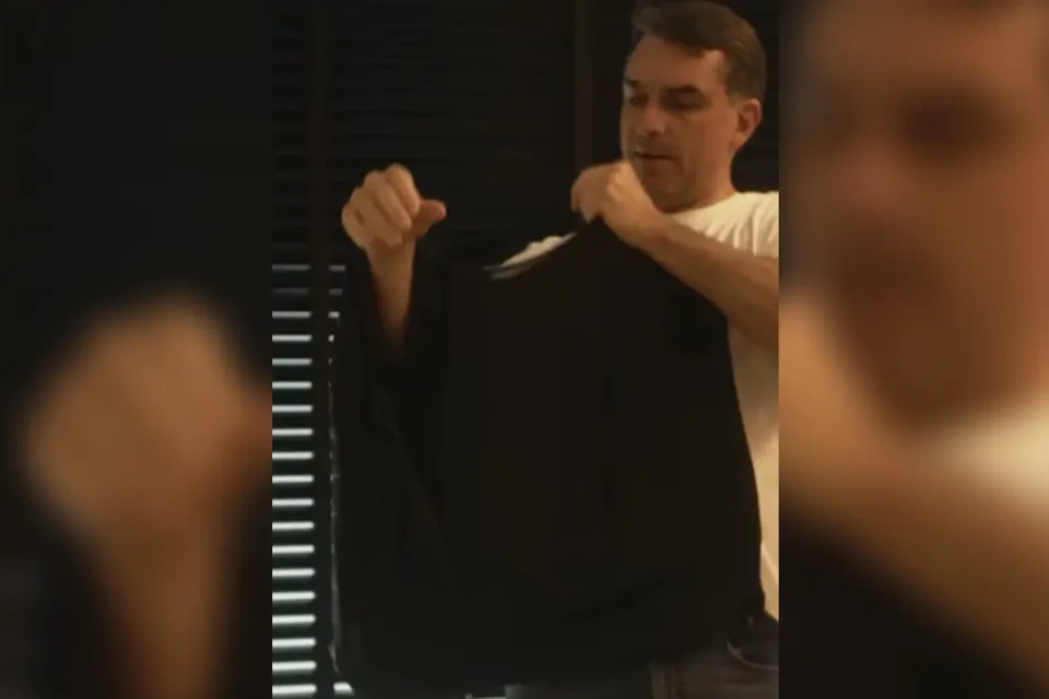 Flávio Bolsonaro publica vídeo com colete à prova de balas: 'Estou preparado'