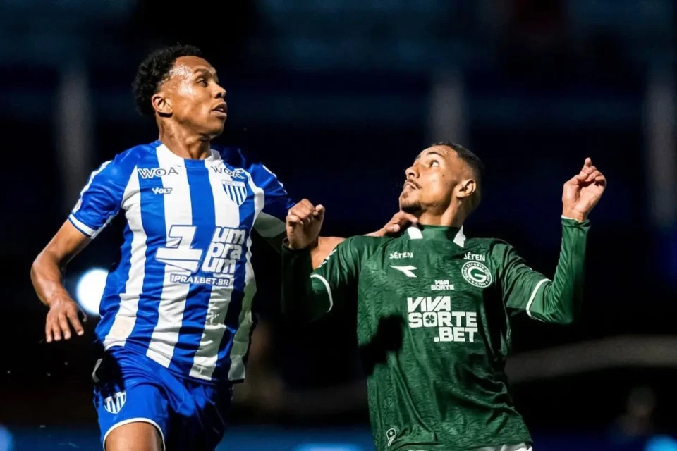 Goiás aproveita expulsão, vence o Avaí e se aproxima do topo da Série B