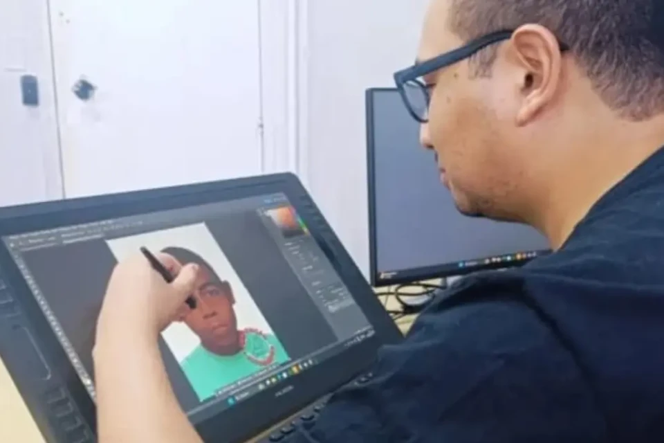 Profissional papiloscopista fazendo retrato falado - (Foto: imagem cedida ao Mais Goiás)