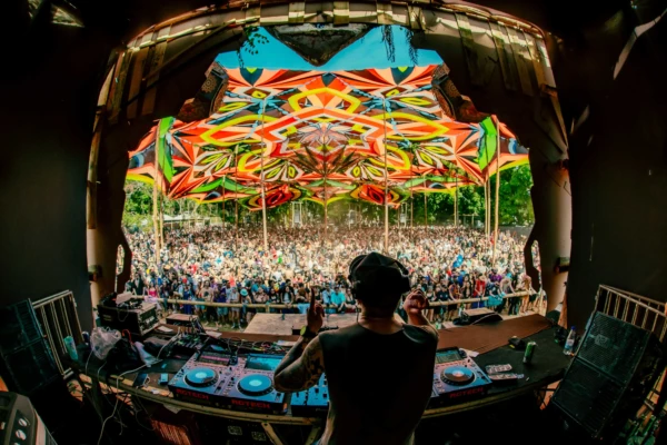 Festival Hipnótica comemora 14 anos com 26 horas de música eletrônica em Goiânia