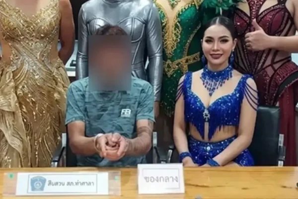 Policiais usam fantasias femininas para prender traficante em festival de dança na Tailândia foto agentes se disfarçaram de grupo feminino