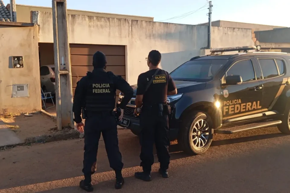 Policiais federais cumprindo mandados - (Foto: reprodução/PF)