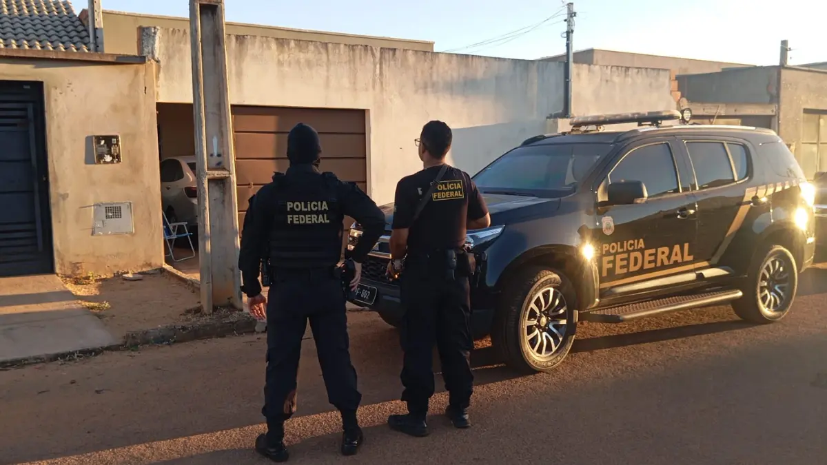 Policiais federais cumprindo mandados - (Foto: reprodução/PF)