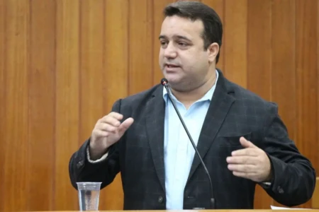 Imagem mostra ex-vereador Leandro Sena no Plenário do Legislativo