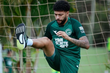 Filipe Machado em treino do Goiás