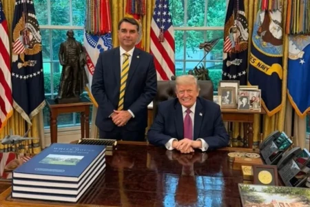 Flávio Bolsonaro se reúne com Donald Trump