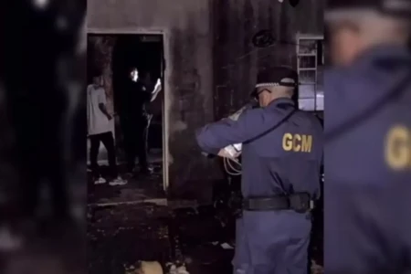 Casa foi destruúida pelo incêndio - (Foto: reprodução)
