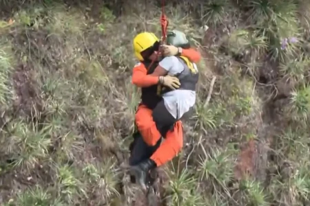 Vídeo: mulher jogada em penhasco por ex-marido é resgatada Ana Cláudia encontrada agarrada em um arbusto após 24 horas desaparecida