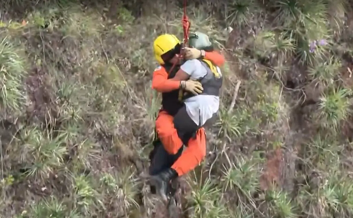 Mulher é resgatada de penhasco na Serra do Rola-moça após ser jogada por ex-marido