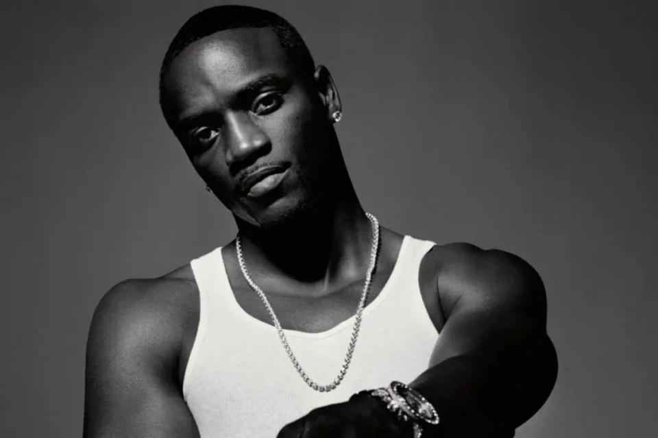 Cantor casado com várias esposas ninguém pode desrespeitar a número 1 Akon revela regras de convivência em casamento poligâmico; veja