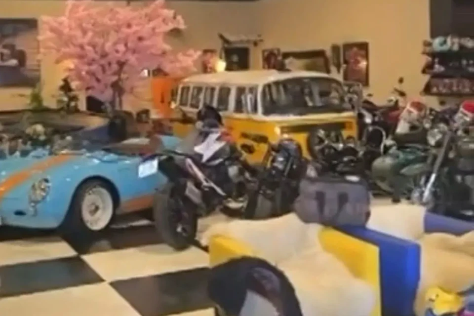 Imagem da Kombi e outros veículos apreendidos
