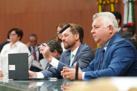 Imagem mostra presidente da Casa, Bruno Peixoto, e presidente do Conselho de Ética, Charles Bento