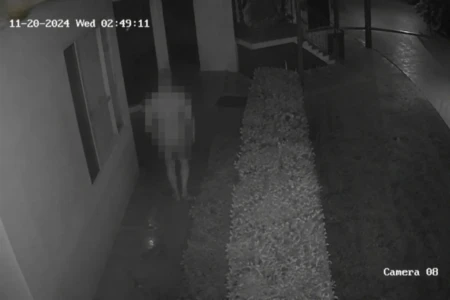 Moradores denunciaram comportamento obsceno Idoso de 79 anos é preso após circular apenas de calcinha fio-dental em condomínio; veja foto