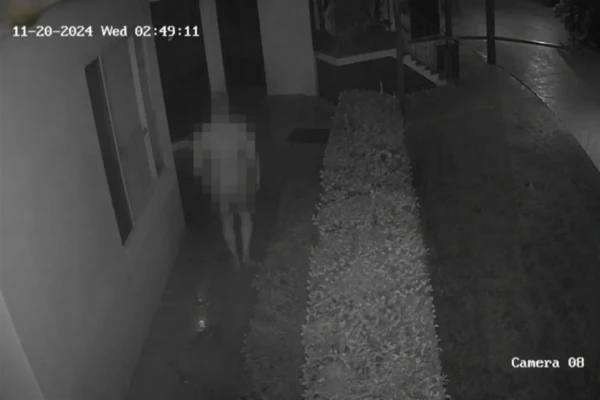 Moradores denunciaram comportamento obsceno Idoso de 79 anos é preso após circular apenas de calcinha fio-dental em condomínio; veja foto