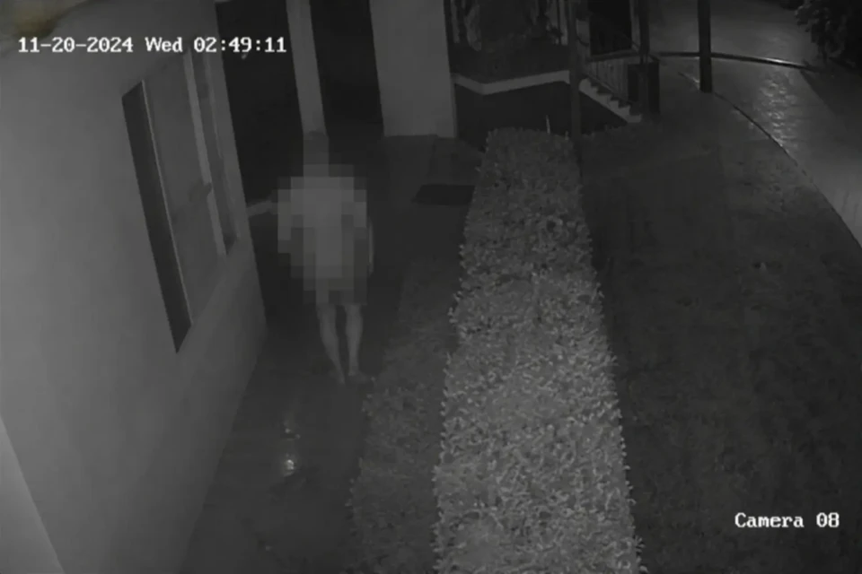 Moradores denunciaram comportamento obsceno Idoso de 79 anos é preso após circular apenas de calcinha fio-dental em condomínio; veja foto