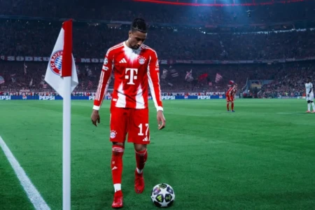 Olise em partida pelo Bayern de Munique