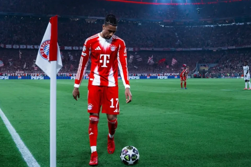 Olise em partida pelo Bayern de Munique