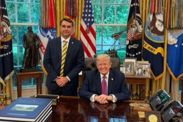 Trump fez elogio a Lula em encontro com Flávio Bolsonaro na Casa Branca Bolsonarista diz que americano citou 'dinamismo' de petista