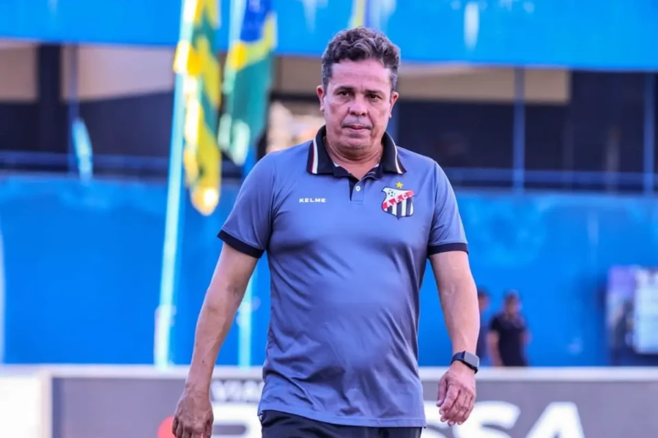 Evaristo Piza, treinador do Anápolis