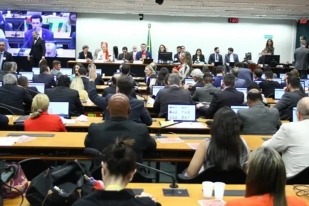 Veja como votaram os deputados da comissão especial que aprovou o fim da escala 6x1