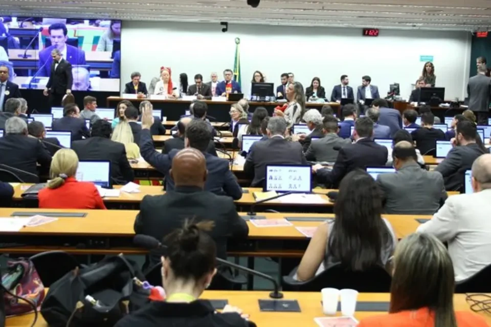 Veja como votaram os deputados da comissão especial que aprovou o fim da escala 6x1