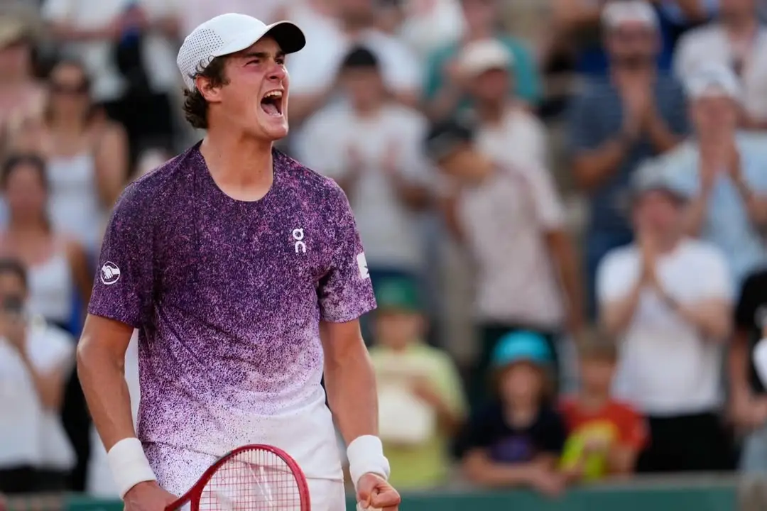 João Fonseca protagoniza virada épica em Roland Garros e garante duelo inédito contra Djokovic