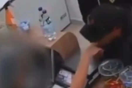 Ladrão beija mão de atendente durante assalto a sorveteria em Cidade Ocidental