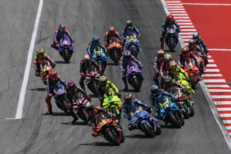 Pilotos da MotoGP durante corrida na Europa