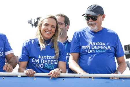 Governadora Celina Leão com camiseta que fala do BRB (Foto: Divulgação)