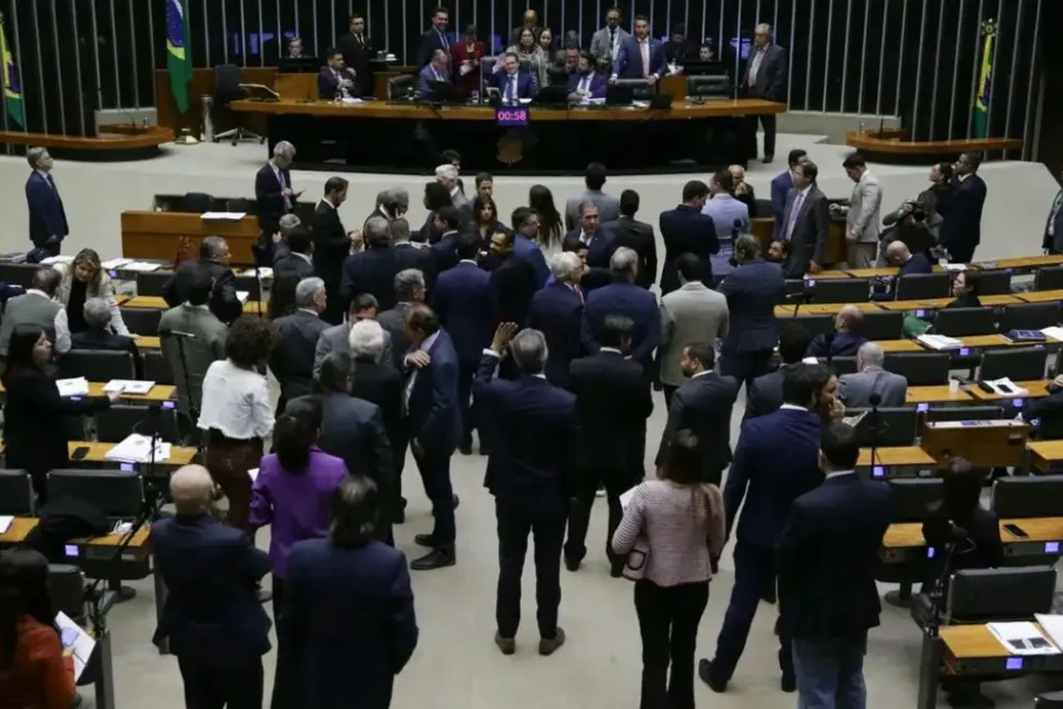 foto materia Veja como votaram os deputados federais por Goiás na PEC da escala 6×1