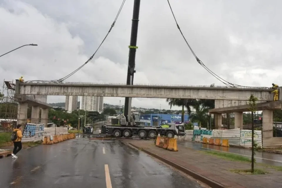 Imagem do viaduto na construção