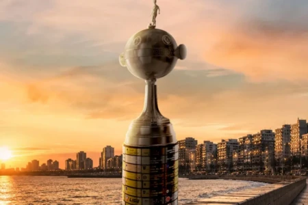Arte com troféu da Libertadores